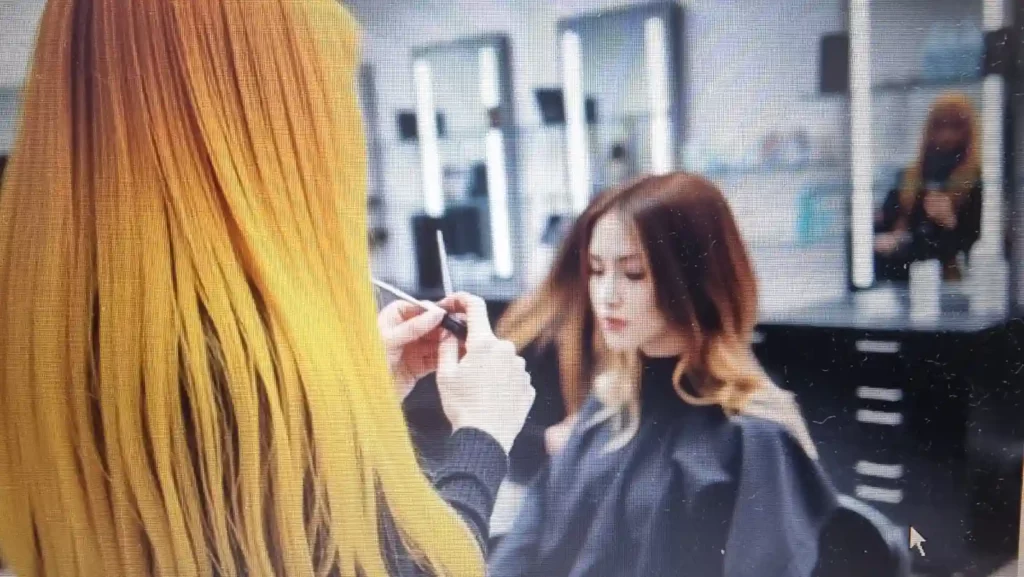 손님 머리 손질하는 1인 미용 사